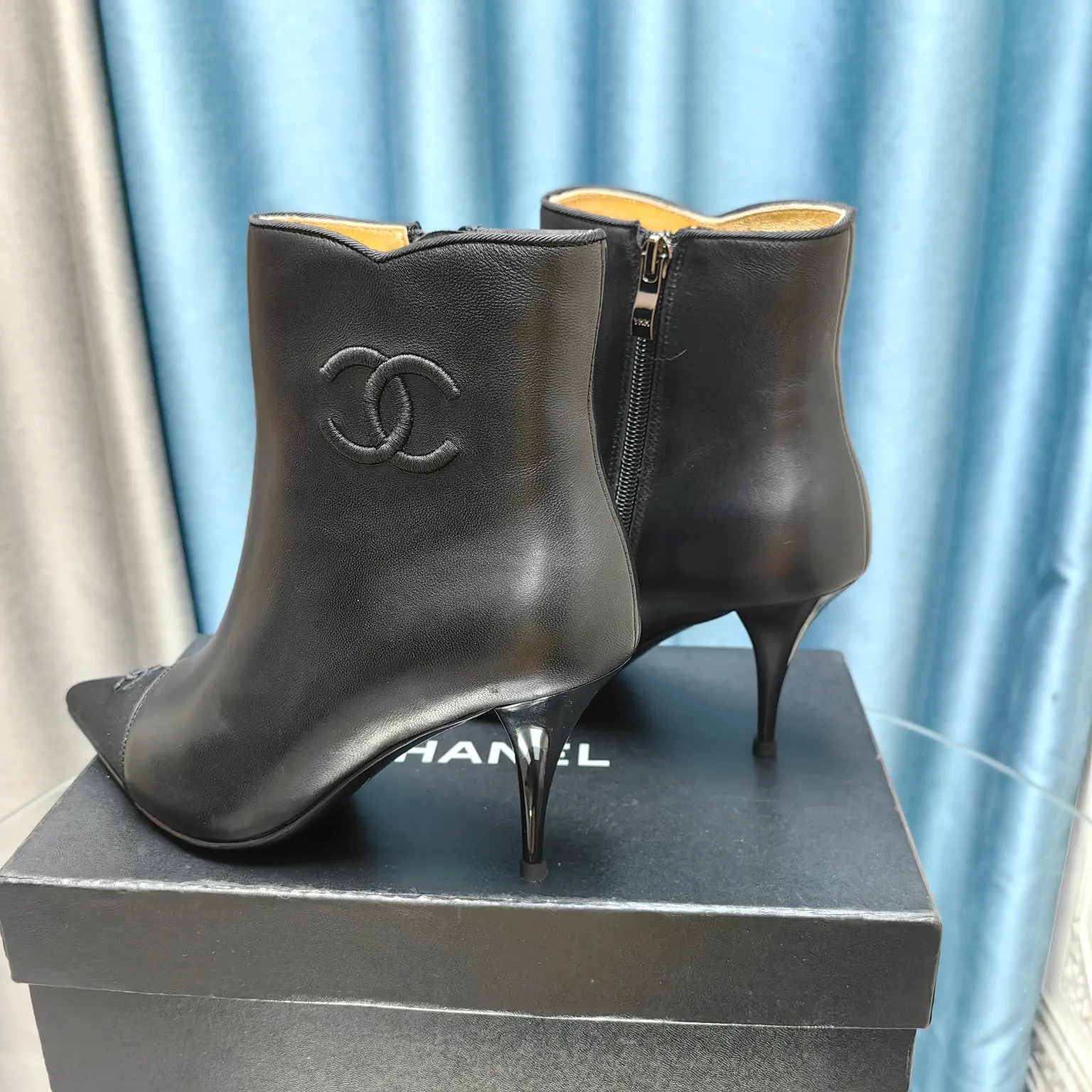 👟👟Ex-factory price 700👟👟Chanel 24B new pointed toe double C embroidered short boots Super handsome shoe shape😎 Cowhide upper, sheepskin lining, genuine leather outsole, 8cm heel height, Size: 35-39, other sizes can be customized